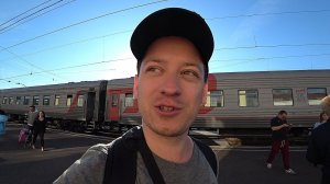 Плацкартный вагон и купе поезд едет в Москву камера хранения на жд вокзале плацкарт Сергей Елисеев