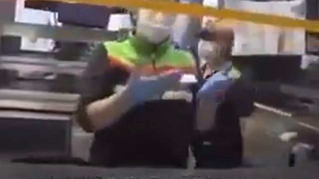 Росгвардеец заступился за посетителя смотреть онлайн