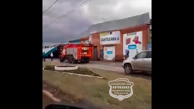 В Ужуре ветром сорвало крышу с магазина смотреть онлайн