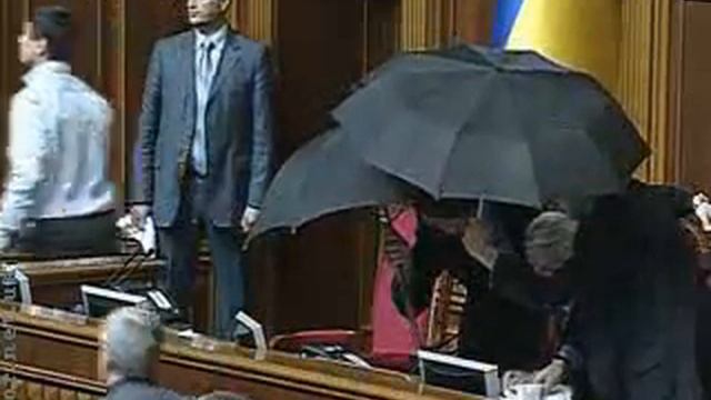 В Верховной раде идет яично-дымовая атака против ЧФ смотреть онлайн