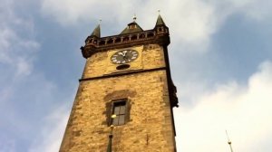 Бьют часы на пражской башне.