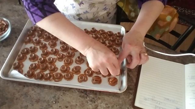 КРЕНДЕЛЬ С ОРЕХАМИ .Этот десерт полюбили все кто попробовал его.Щелкают как семечки