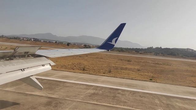 AnadoluJet Boeing 737-800 TC-JFT Landing In Izmir Adnan Menderes Airport. Посадка в Измире.