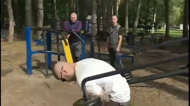 Бицепс в уличном тренажёре (все блины) смотреть онлайн