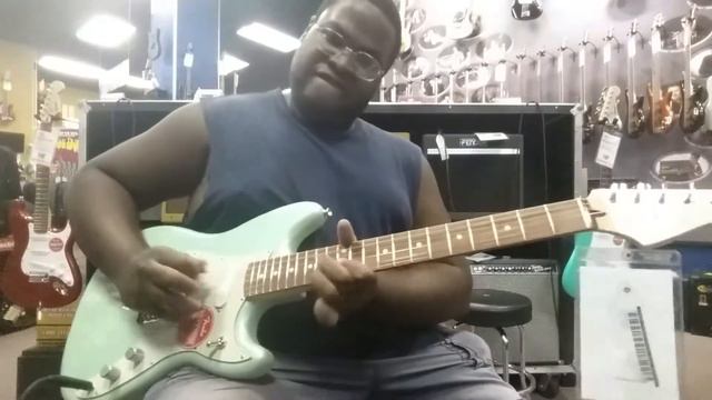 Playing a Fender Duo-Sonic w/Surf Pearl finish at Guitar Center in Fort-Collins, Colorado смотреть онлайн