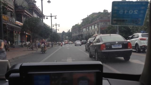 Обгон машин на встречной полосе в Китае смотреть онлайн