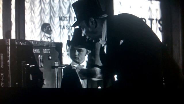 Уличный аппарат для чистки обуви из фильма Начальник Чукотки смотреть онлайн