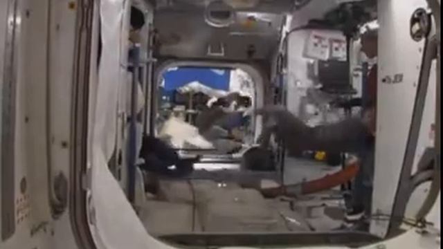 Football in Outer Space (NASA Engineers at Play) смотреть онлайн