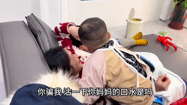 宝妈又叫姐姐和心浠小姨来家里吃饭，俊俊想留姨妈在家跟他睡 смотреть онлайн