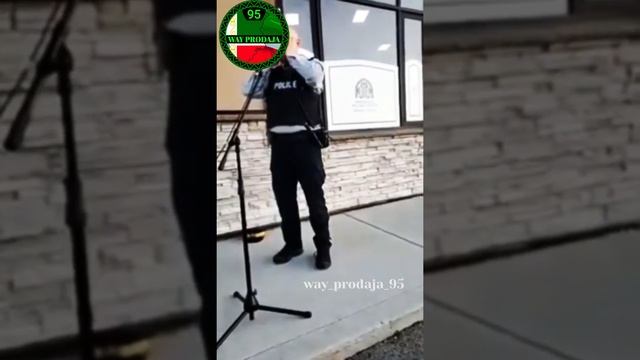 ✔️В Канаде полицейский прочитал призыв в молитве? смотреть онлайн
