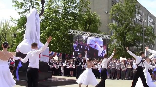 Победитель с улыбкою и цветами.2 смотреть онлайн