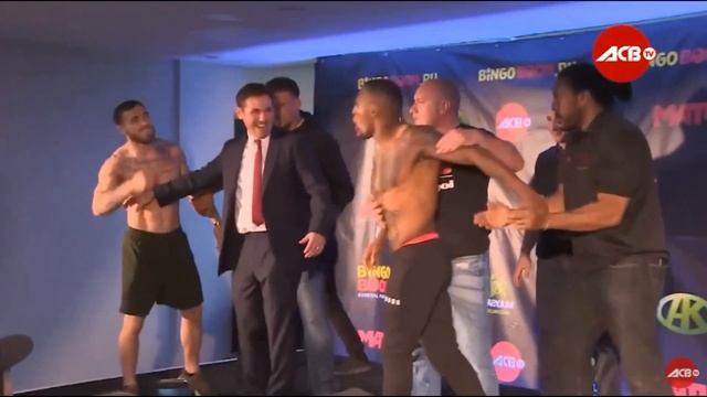 ACB: 87 Стычка на Взвешевание между Бойцами| Kane Mousah VS Robert Whiteford смотреть онлайн