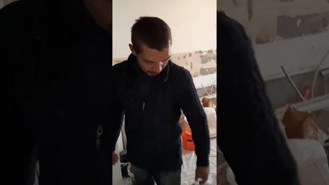 Пробил трубу с водой. смотреть онлайн