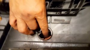 Как открыть буксировочный лючок на Ауди А4