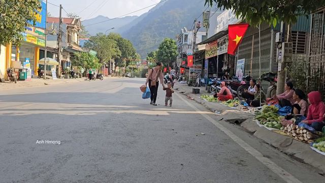 A strange man suddenly hugged the child of a 17-year-old single mother , anh hmong смотреть онлайн