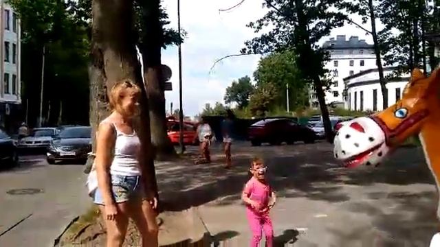 Машуня с лошадкой в парке танцует!!! Калининград 2018 смотреть онлайн
