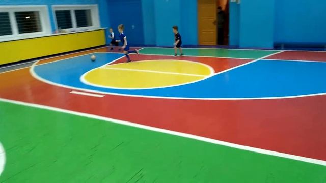 ФУТБОЛ. ОДИН ПРОТИВ ДВОИХ. РАЗБЕЖАЛИСЬ, КОГДА С МЯЧОМ. смотреть онлайн