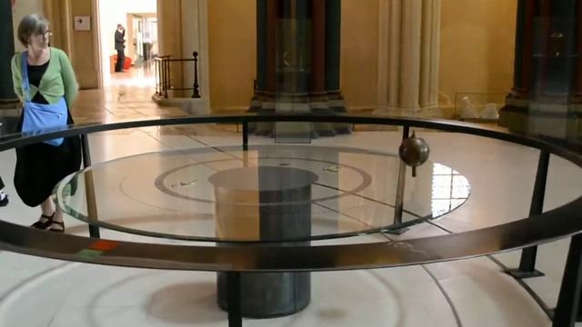 Маятник Фуко (Il pendolo di Foucault) в Musée des Arts et Métiers смотреть онлайн