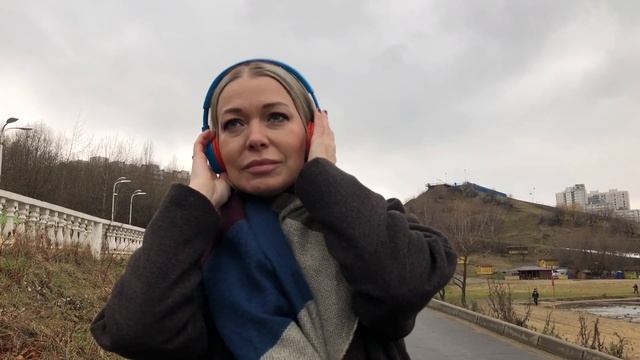 Осенняя прогулка по набережной смотреть онлайн