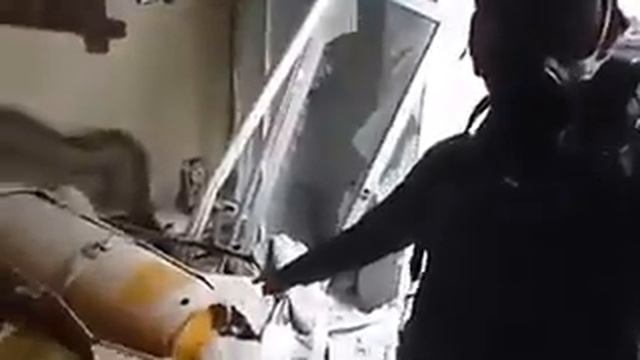 В Сирии нашли одну неразорвавшуюся бомбу с химическим оружием сброшенную на Думу смотреть онлайн