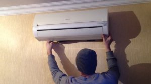 Снимаем внутренний блок кондиционера