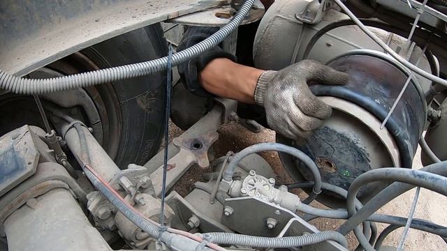 как поменять пневмоподушку на автомобиле ДАФ смотреть онлайн