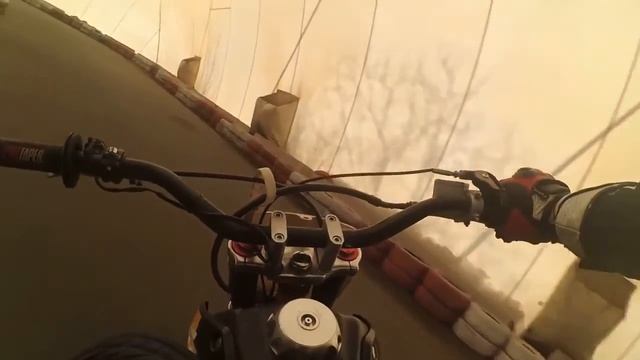 Еду на мотоцикле с 2мя руками, с 1й рукой и без рук смотреть онлайн