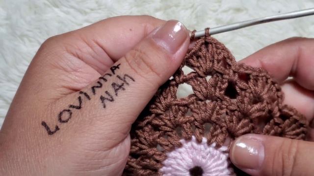 PARTE 1/2 CONJUNTO SENSAÇÃO SOUSPLAT E PORTA COPOS EM CROCHÊ EM 2 CORES MUITO FÁCIL E RÁPIDO. смотреть онлайн