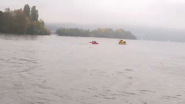 Плывущие по реке машины. смотреть онлайн