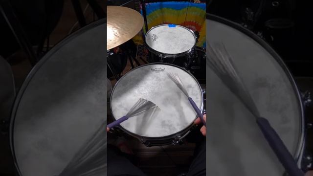 How to swing brushes #jazzdrumming #jazzdrums #jazzdrum #drumlessons смотреть онлайн