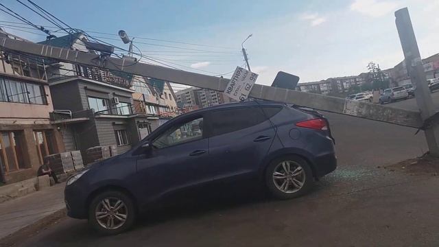 На машину упал электро-столб смотреть онлайн