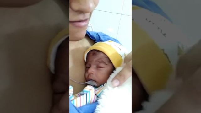 how cute riddhi siddhi react in my arms # feeling safe# preterm 29 week # 1.1 kg # kangaroo mom car смотреть онлайн