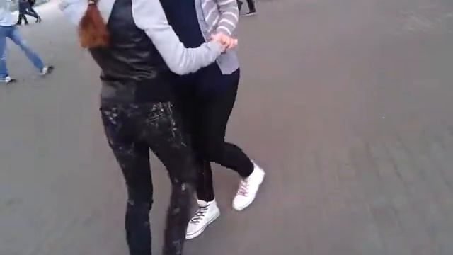 Уличные танцы девок!!!! смотреть онлайн