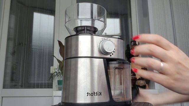 План прост: насыпать зерен в Кофемолку Kitfort КТ-717 и через пол минуты получить молотый кофе. смотреть онлайн