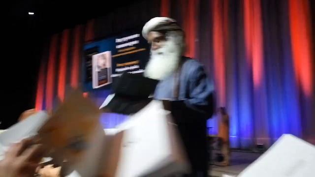 Sadhguru Is Dancing - Садхгуру танцует