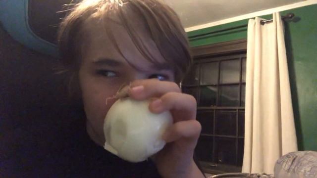 Taking a Bite Out Of An Onion Everyday Until a New Shrek Movie Is Released - Day 206 смотреть онлайн
