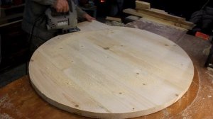 Круглая столешница из шпунтованной доски.