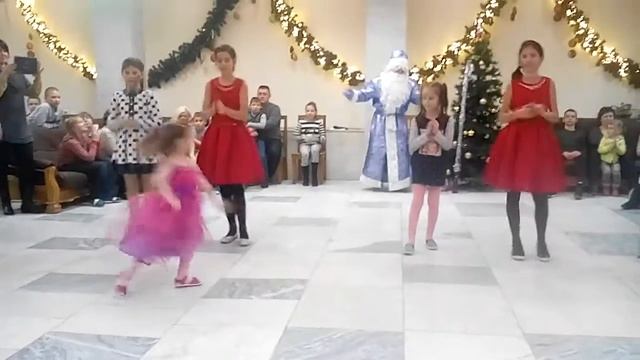 Танец "Маленькие зезды" для деда мороза смотреть онлайн