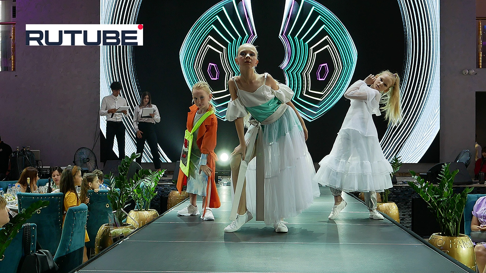 "ГРАНД" ЯРКИЕ МОДНЫЕ ОБРАЗЫ ДЛЯ ДЕВОЧЕК на МОДНОМ ПОКАЗЕ ДЛЯ ДЕТЕЙ / 1000планет смотреть онлайн