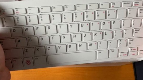 Обзор Raspberry Pi 400 - полный официальный комплект (UK)