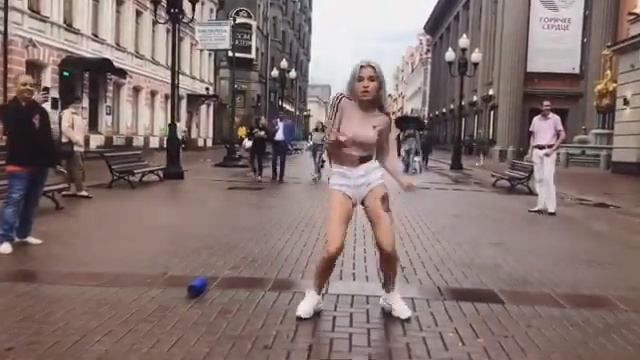 Зомб - Она горит на танцполе | Dance Малышка бомбит!? смотреть онлайн