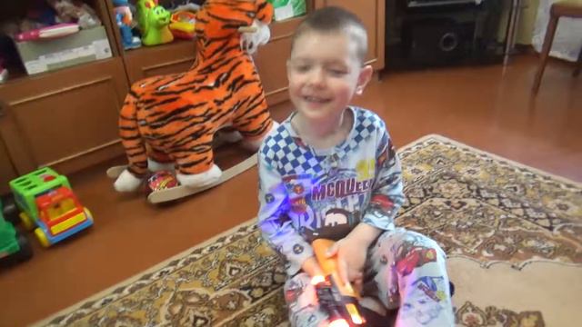 ВЛОГ: Купили автомат-бластер и воздушный шар Свинка Пеппа! смотреть онлайн