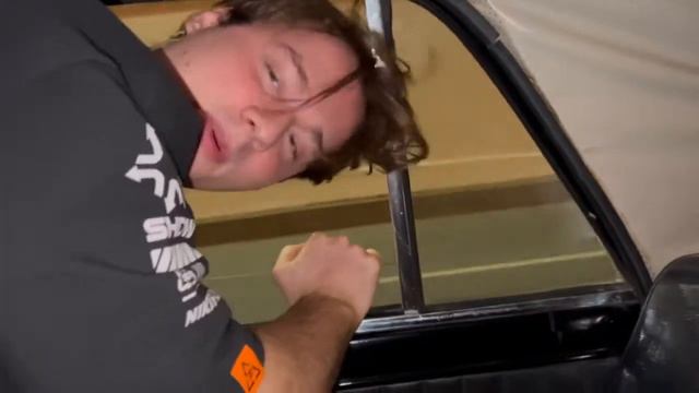 Илья иксаил пытается закрыть капот смотреть онлайн