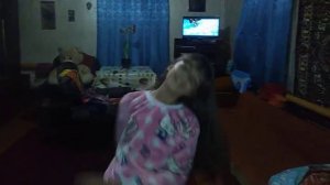 Какает психованая девочка пытается станцивать тренд