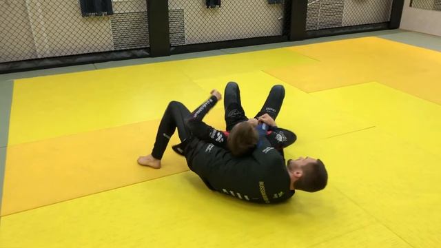 Бросок через кимуру для BJJ и грэпплинга ( Лев Гладких ) смотреть онлайн