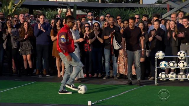 Chicharito Dunk Tank Target Practice w/ Usher & Alison Pill смотреть онлайн