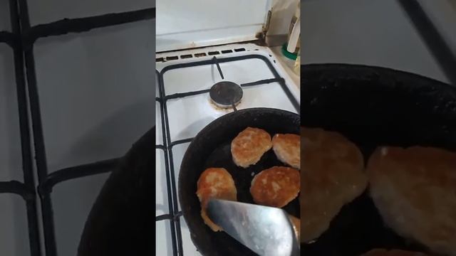 Ч.2.Обалденно вкусные котлеты из карася. Жарим котлеты без муки и сухарей.#Shorts смотреть онлайн