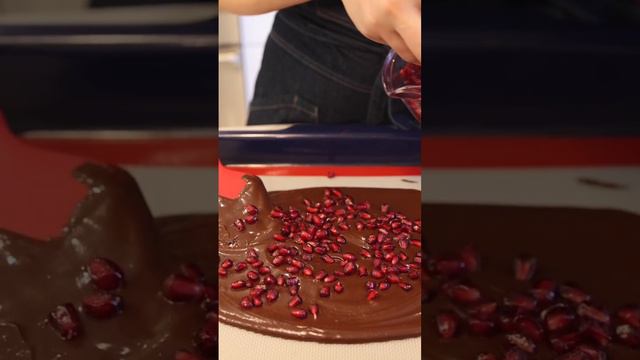 Snack of the day 😋 #pomegranate #chocolatebark #recipeoftheday #yum смотреть онлайн