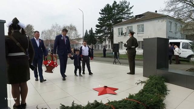 Торжественное возложение цветов в честь Дня Победы смотреть онлайн