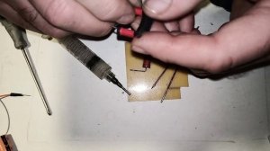 Как безопасно разрядить электролитический конденсатор! Делаем разрядник.